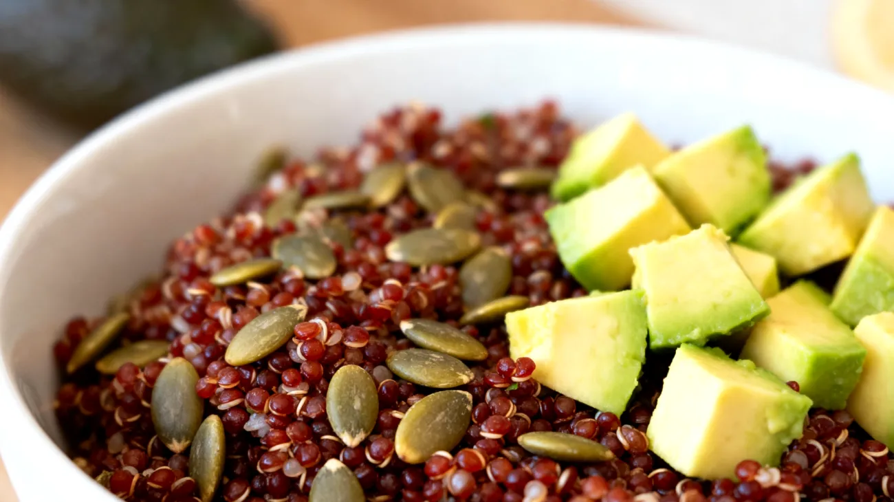 Insalata di quinoa rossa con semi di zucca e avocado"