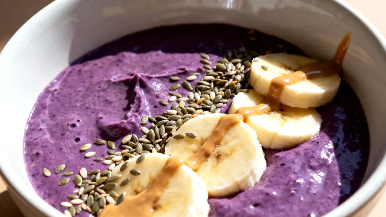 Smoothie bowl con açaí, banana, semi di canapa e burro di mandorle"